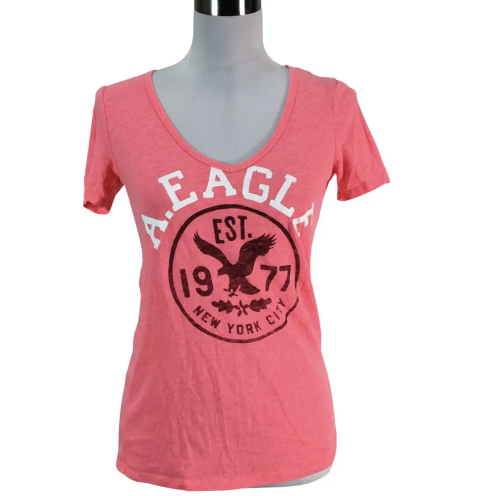 Rosa v-ringad T-shirt från American eagle. Toppar.