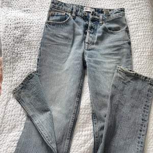 Säljer dessa jeans från zara. Modell mid waist straight köpta 2021. (Har inga bilder med dem på då dem är för små)