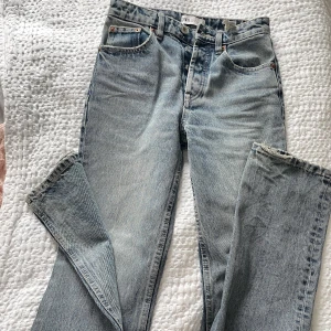 Zara jeans - Säljer dessa jeans från zara. Modell mid waist straight köpta 2021. (Har inga bilder med dem på då dem är för små)