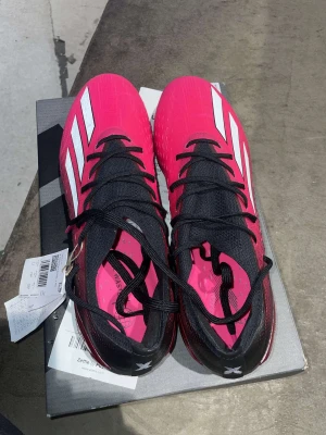 Adidas speedportal - Den är helt oanvänd, jag har inte använt dem och returen har gått ut. Köpt för 2700 kr. Säljs för 1800, vid snabbaffär för billigare. För mer bilder kom priv.