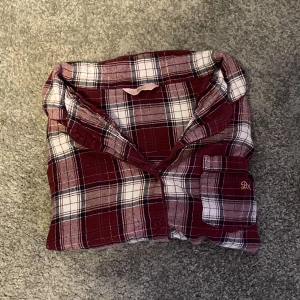 Pyjamas  - Jätte mysig pyjamas, ser nästan ut som när jag köpte den förutom att de är lite skrynkligt som lätt går att strecka till 🥰 obs bild 2,3 är samma pyjamas fast i en annan färg både byxor och tröja finns men går att köpa var för sig  🫶🏽 skriv vid frågor 