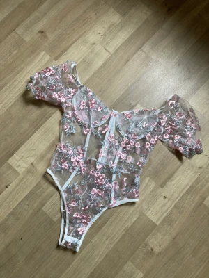 Broderad body - En superfin broderad body från shein i storlek S  Den är lite genomskinlig vid kuporna men nipple covers täcker det mesta  Aldrig använd och kan mötas i Stockholm 