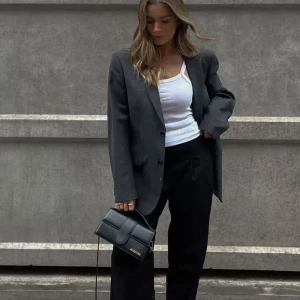 Grå blazer - Slutsålda blazern.  Helt oanvänd, lappar kvar