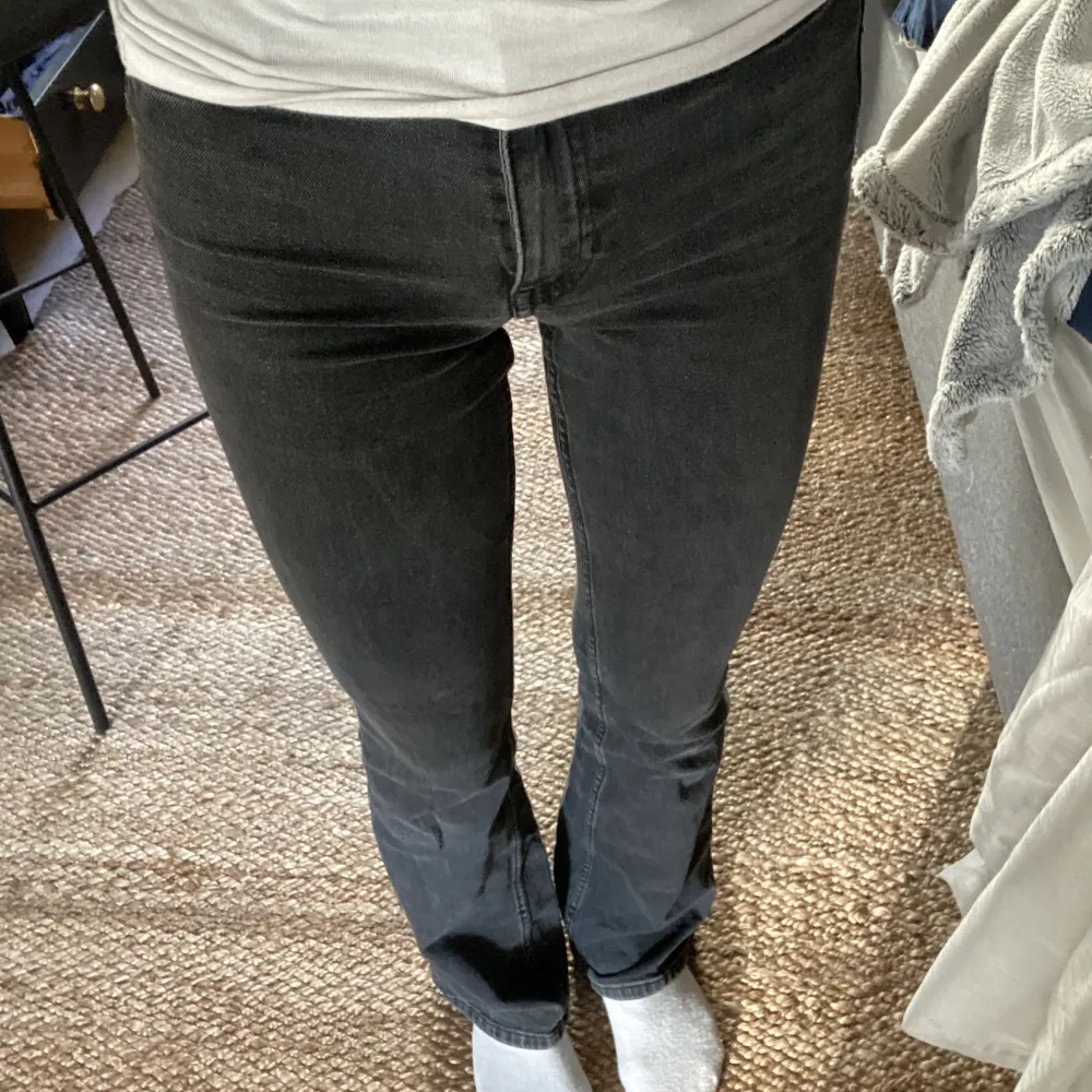Säljer dessa super snygga Bootcut jeansen för 200kr, då dom inte längre kommer till användning ☺️är i storlek 32=xs (högmidjade). Jeans & Byxor.