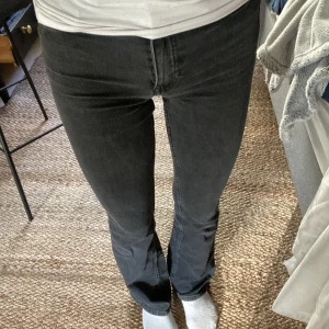 Bootcut jeans  - Säljer dessa super snygga Bootcut jeansen för 200kr, då dom inte längre kommer till användning ☺️är i storlek 32=xs (högmidjade)
