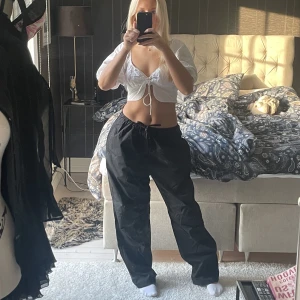 Svarta cargobyxor /prasselbyxor  - De är i storlek L från Hm:s herravdelning men med snöre i midjan så sitter de perfekt baggy  på mig som bär xs/s. Nyskick!❤️‍🔥