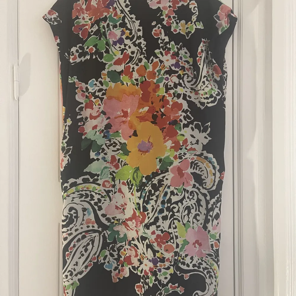 Knälång klänning, LAUREN av Ralph Lauren, amerikans strlk 8 men motsvarar svensk strlk 42. Klänningar.