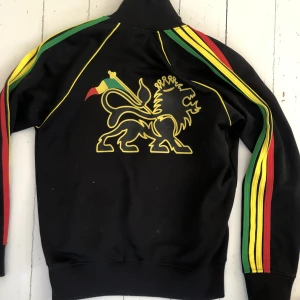 Jamaica tracktop - Tjenare! Säljer min jävigt feta Jamaica tracktop som jag köpte second hand, inga fläckar eller märkvärdigt slitage. Sitter kanske lite mindre än en S, men skriv om ni har frågor