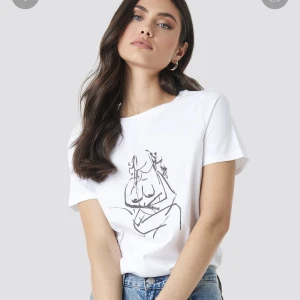 Tröja NA-KD  - Vit tröja från NA-KD som är aldrig använd! Modellen heter ”Hand drawn T-shirt” 🤍🤍  Nypris: 199kr 