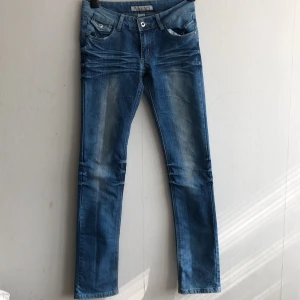 Ljusblå jeans  - Äkta 2000s Ser inte ut som flare men om man sätter på sig den så är den flare