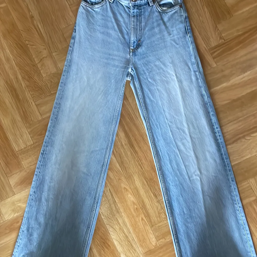 Säljer dessa snygga jeans från Monki i stlk 24. Köpta för 500kr. I bra skick, säljer pga att dom är för små tyvärr. Jag är 167💓. Jeans & Byxor.