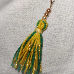 Super söt tassel/tassle  - Super söt tassel med reflex och spänne att sätta på ryggsäcken, väskan elr dyl. 