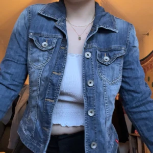 Jeansjacka - Så snygg jeansjacka från edc i toppskick perfekt nu till våren 💗  Designen är urtvättad redan från början och har en härlig vintage känsla 💗  Jag har vanligtvis S/M och den passar mig perfekt, lite oversize (det står L på lappen)