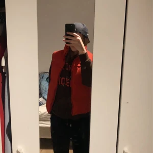 Väst - En fin röd väst som jag inte använder så mycket längre. Jag tröttnade helt änkelt på färgen röd.