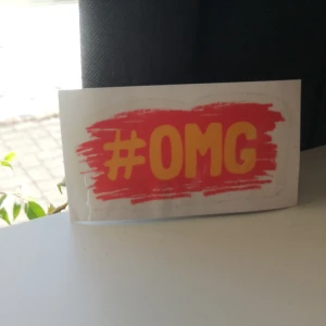 Klistermärke  - Ett klistermärke med texten "#OMG" 😱skriv gärna✨