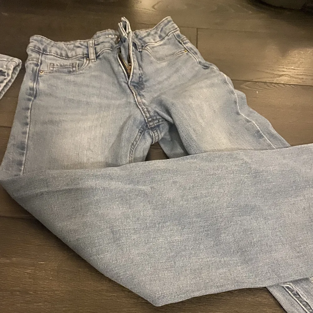Blåa utvidga jeans med tajt midja bra skick. Jeans & Byxor.