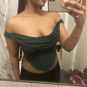 Grön topp - Säljer denna fina mörkgröna tröjan från Prettylittlethings. Oanvänd och har sin lapp kvar. Storlek 40 men är liten i storleken så storlek 38 funkar.💚