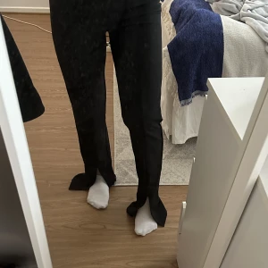 Kostymbyxor med slits - Kostymbyxor med slits framtill, helt oanvända💕 Riktigt snyggt med en fin topp till en middag eller fest😍