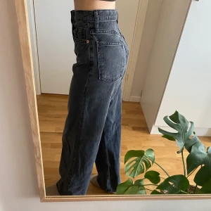 Topshop jeans  - Topshop jeans. Högmidjade, 24x32, 61cm x 81cm. Använda en gång, Mycket gott skick! Köparen står för frakt  🌼