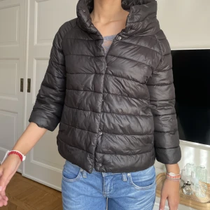 Superfin Trekvartsjacka☺️ - Såå fin vårjacka som identisk med herno jackan i bra skick! Kan ha både stängd eller med några knappar😇