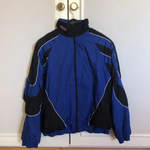 Fet Retro Jacka - Dö fet retro jacka jag köpte en gång second hand tyvärr lite kort för min smak, köpt för 60 kr från början.