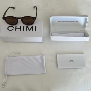 Chimi 03 tortoise - Ett par nästan oanvända chimi eyewear 03or i färgen tortoise. Köptes under hösten men passar inte mitt ansikte. Allt är i toppskick. Kvitto finns digitalt.