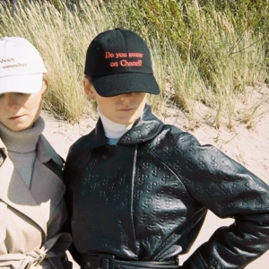 Keps - Säljer denna keps inköpt hos Nathalie Schuterman. Endast använd 2 gånger, så i fint skick! Köpt för 700kr