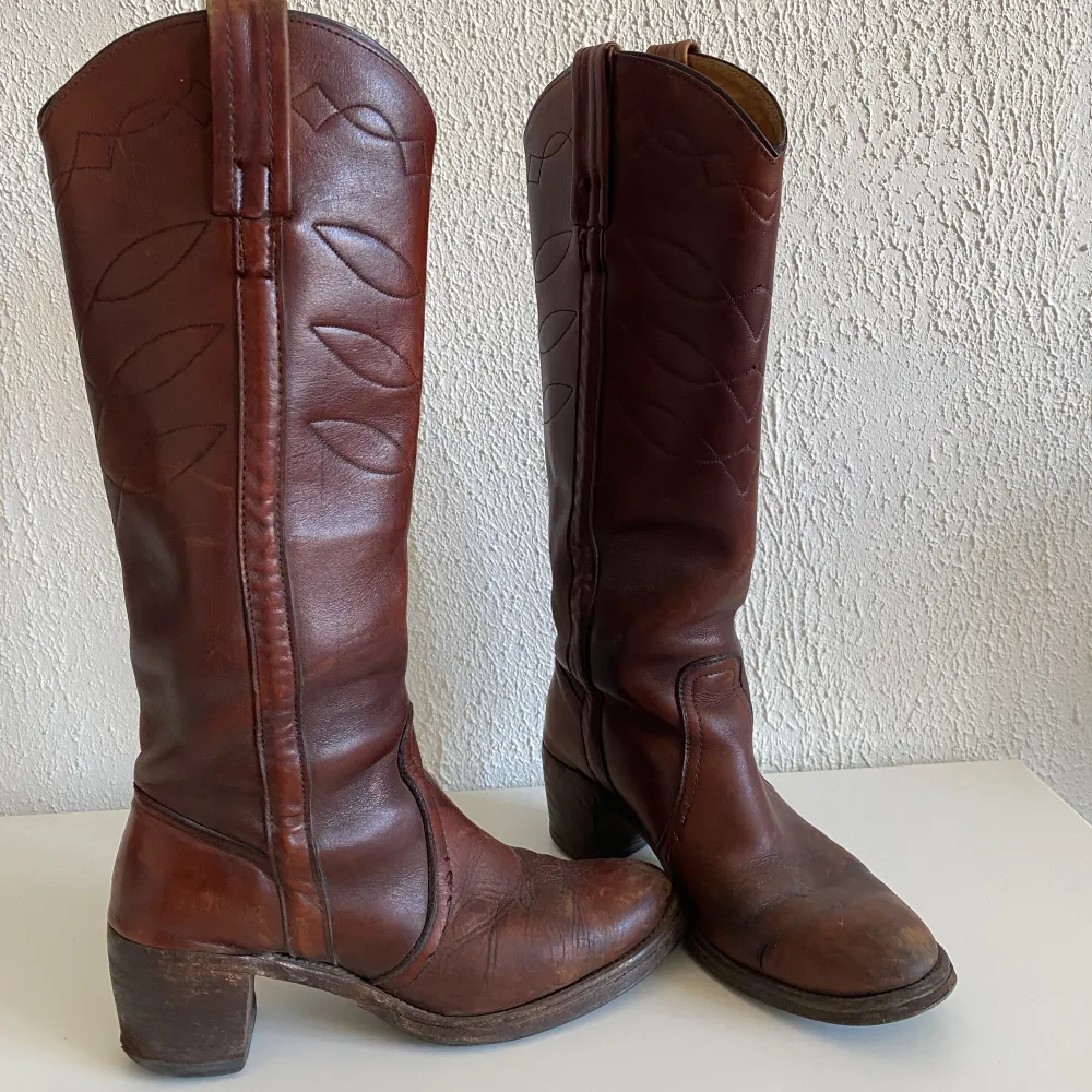 Snygga boots, äkta läder brun/röda. . Skor.