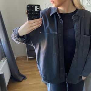 Vårjacka från zara🤍 - Säljer denna fina vårjacka från zara! Är i en blå/grå färg och knappt använd. I storlek S🤍nypris 500