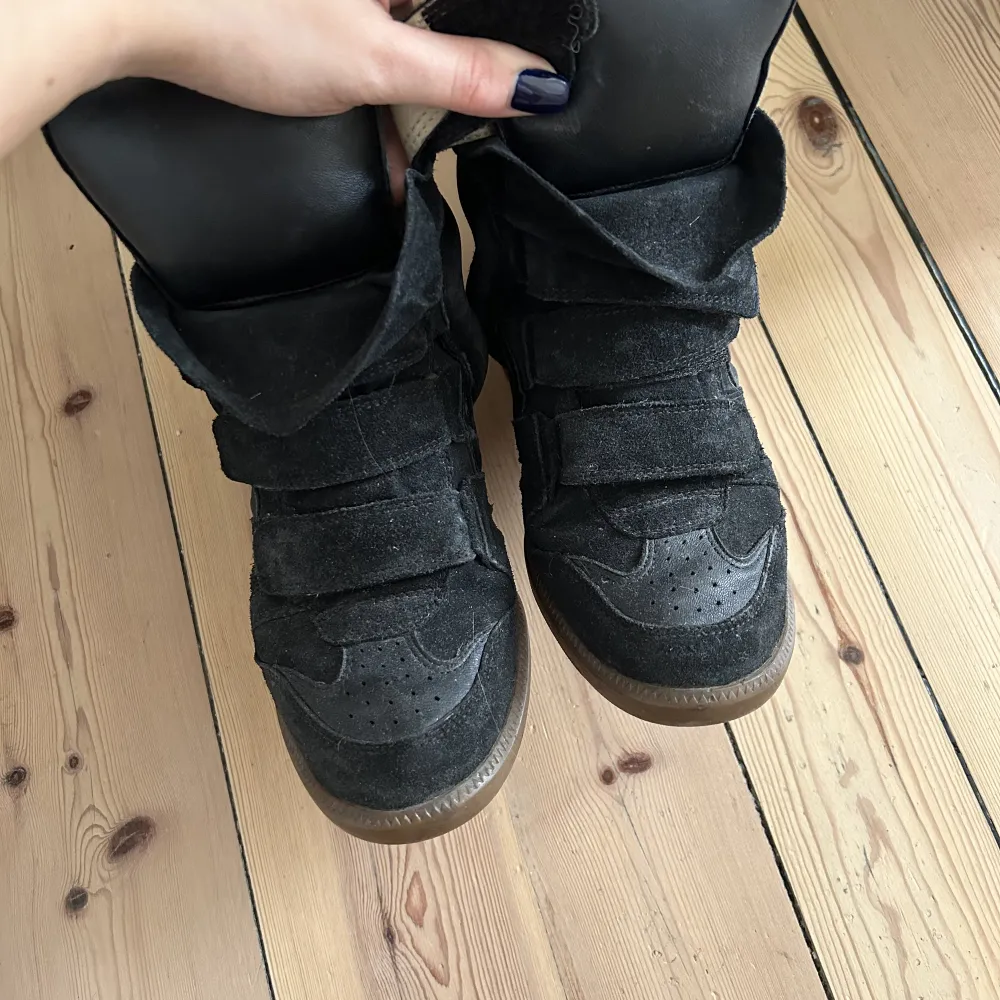 Säljer mina svarta isabel marant skor då jag inte använder som längre, är i väldigt bra skick! 💕 Har box och dustbag. Skor.