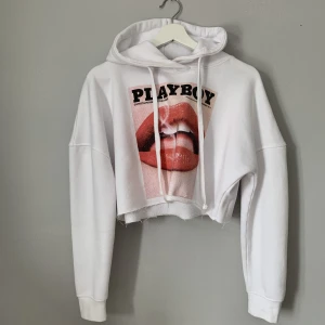 Playboy x Missguided  - Croppad hoodie från Playboy x Missguided  Storlek S