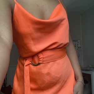 Orange klänning - En fin klänning i lysande färg från River Island  Storlek S och aldrig använd!  Kan mötas i Stockholm 