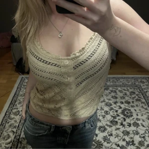 Hm topp - Säljer denna snygga toppen från H&M som köptes förra sommaren men som inte har kommit till användning💞