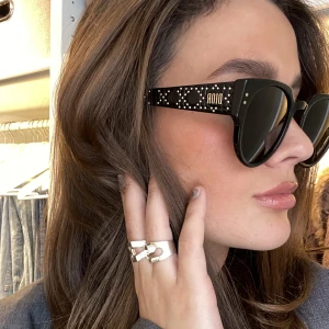 Dior solglasögon  - Finaste solglasögonen från Dior i modellen Lady Dior Studs 3! 🖤 Nypriset ligger på ca 3000kr 🌟 Kan gå ner i pris vid snabb affär 🫶🏼