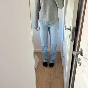 Midwaist jeans Zara - Ett par jätte fina Midwaist jeans från Zara som är ljus blå. Som då tyvärr har blivit försmå. De finns inte längre kvar på deras hemsida och det var alltid nästan slutsålt. Har använt fåtal gånger. Jag är en 169 cm❤️