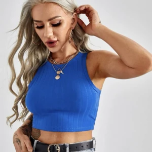 Croptop - Croppat linne i storlek small, säljer även linnet i svart 🦋 hör av er vid frågor eller intresse 🫶 spårbar frakt på 29kr tillkommer📦