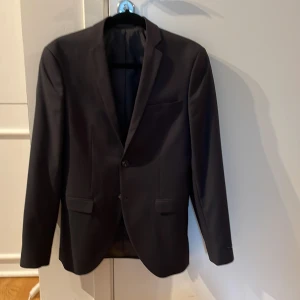 Kavaj från Jack &Jones - Färg: svart. Storlek: 44 