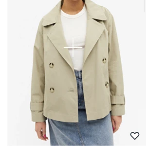 Monki kort trenchcoat  - Säljer helt ny (lappen kvar) kort trenchcoat från Monki, storlek M sitter superfint på mig 170 cm lång!