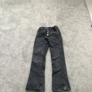 Bootcut jeans från zara använda några gånger men bra sick dom har fyra knappar 💖