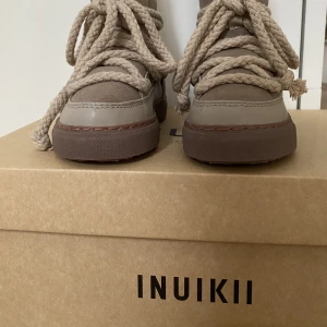Inuikii - Säljer Inuikii Barn storlek 27. Helt nya, var tänkt som present men passade inte. Säljer för 500:-. Dessa kostar 1400 nya. Snabb affär prioriteras! 