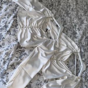 Fina silkeströjor! - Fina vita tröjor i silke från gina tricot, ena i storlek 36 och den andra i 38. Aldrig använda, pris kan diskuteras. Den i storlek 36 finns även i svart!🖤 