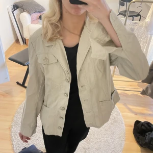 Vårjacka - Vintage vårjacka från Kingfield! Storlek 44 på lappen men passar mig som brukar ha 36. Mycket bra skick❤️‍🔥