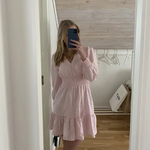 Klänning - Super fin klänning från zara. Bara använd en gång och den har inga defekter, bra kvalitet. Passar perfekt nu till sommaren som börjar närma sig. Köpte för 400 kr och säljer för 200 kr. Men pris kan diskuteras. Skriv till mig för fler bilder eller frågor.💕