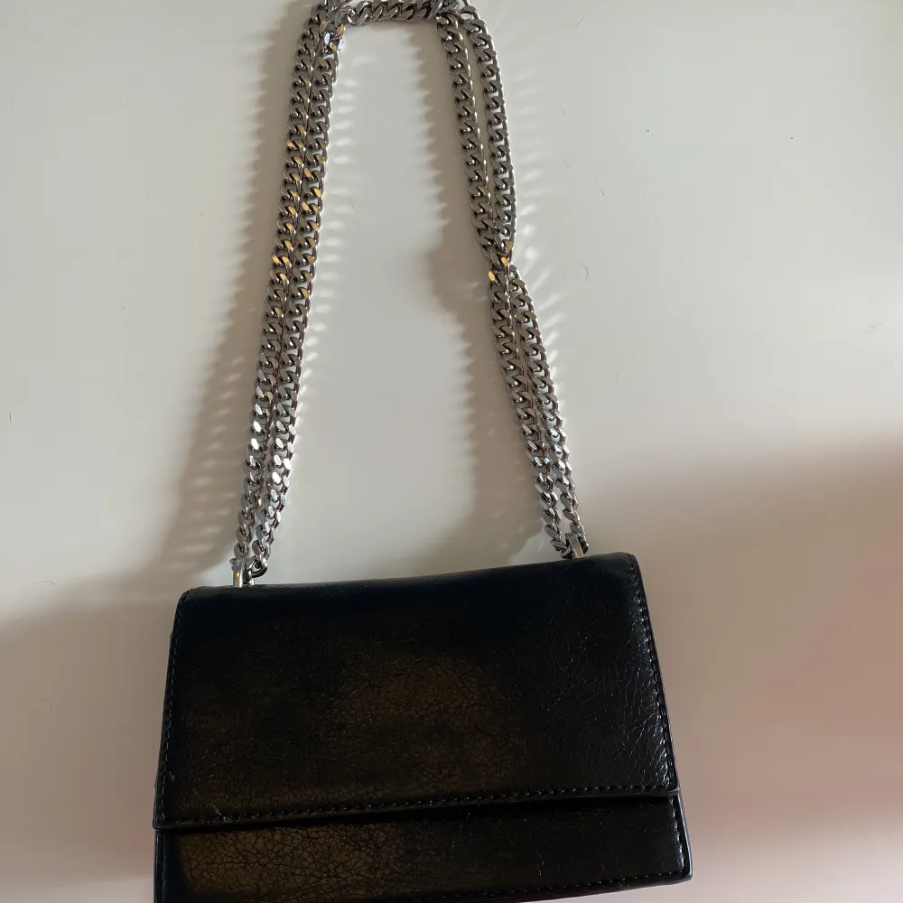 Det är en jättefin svart handväska som är i fint skick 💕. Väskor.