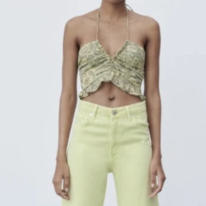 Topp zara storlek small grön - Fin croptop från zara i storlek small. Perfekt för sommar. Den är inte så stretching så passar inte om man har lite större byst.