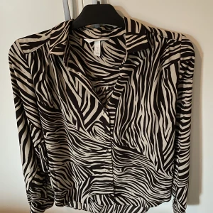 Skjorta  - Fin skjorta från hm . Använd 2 ggr. Brun och vit randig . 