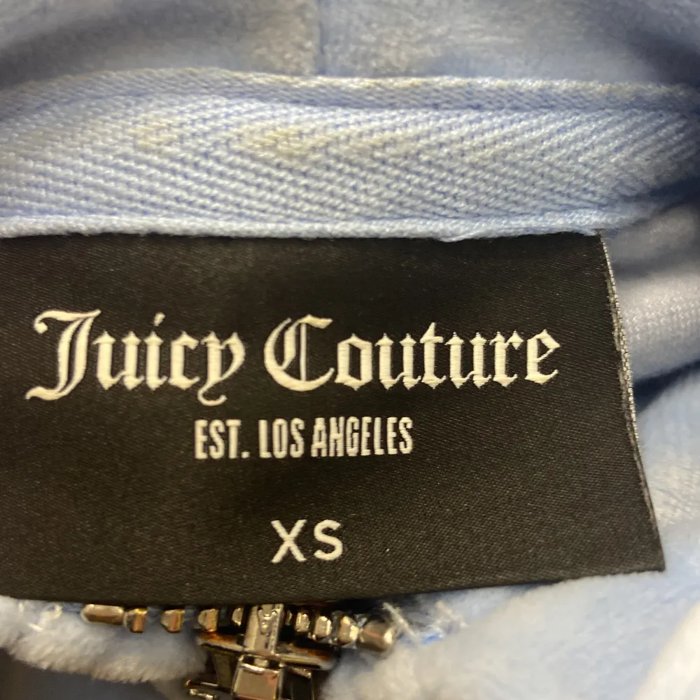 Juicy Couture tröja i storlek XS, färgen Summer Blue. Väldigt fin men kommer tyvärr inte till användning längre. Bra skick! Det totala priset är 800 (frakten ingår)! 💙 Om flera är intresserade blir det budgivning.. Tröjor & Koftor.