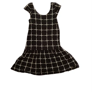 Kort klänning  - Kort mönstrad klänning! Tyget är i bomull och är väldigt bekvämt. Den har en öppen rygg och den faller fint på kroppen<3 