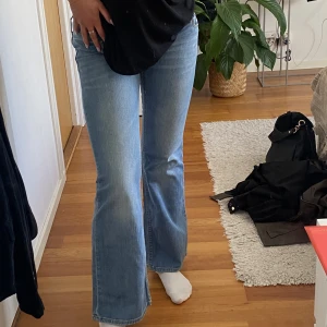 Lågmidjade jeans - Low waisted jeans i ljusblå färg. Mått: Midja - ca 34cm rakt över och hyfsat stretchig, innerben - ca 76cm. ( Går ej att få fler fitpics då plagget är för litet. SKICK: som nytt