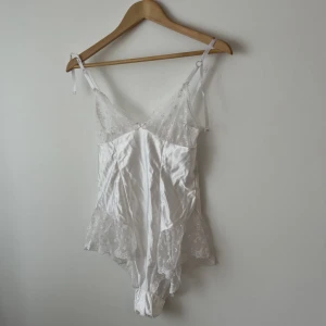 Vintage spets & satinbody - Vintage spets & satinbody, jättegullig! I fint skick, axelbanden är det enda som är lite anmärkning på, de är knutna på ena sidan då de lossnat från det vanliga spännet.  Passar en XS-S! 